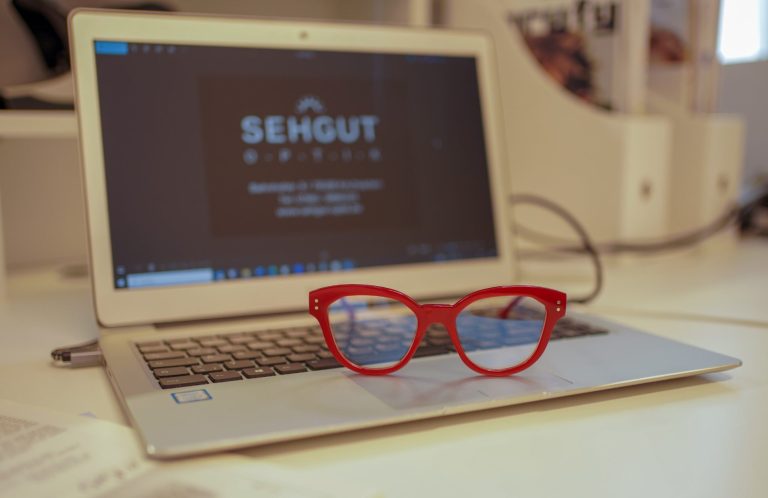 Arbeitsplatzbrille Kirchzarten Optiker Arbeitsplatzbrille Sonnenschutz Blaufilter Computerbrille Vorträge Sehen Kirchzarten Optiker